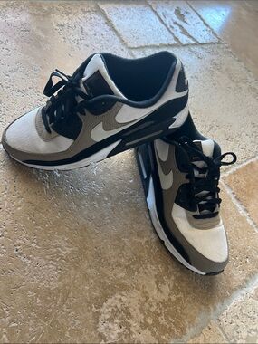 Nike Black & White Air Max 90 Retro Low-Top Sneakers